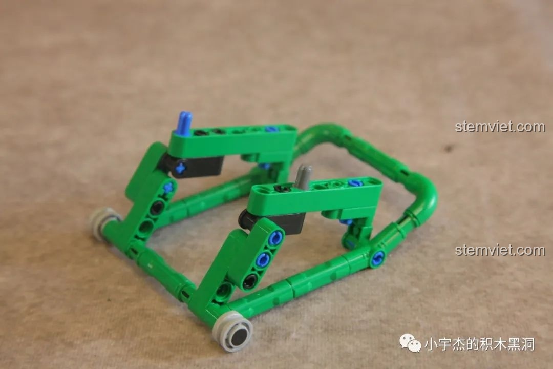 Mô hình BMW M1000 RR đặt cạnh mô hình Ducati, hai chiếc xe trông rất hợp nhau.