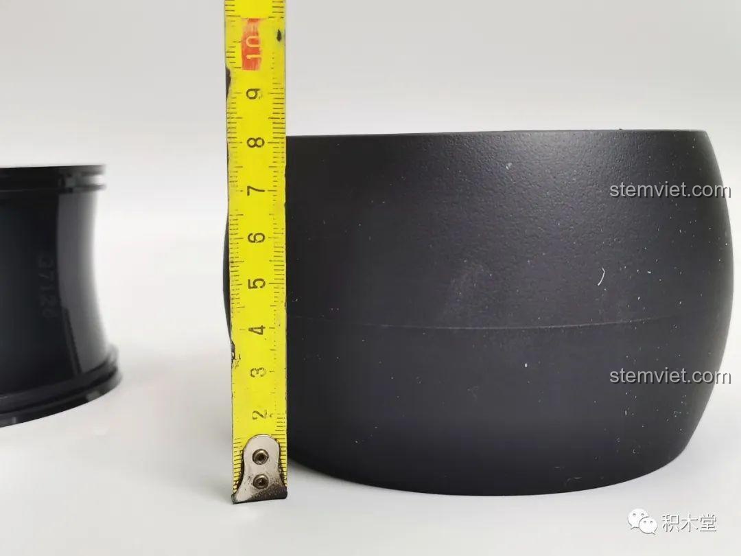 Đo kích thước lốp sau của mô hình 672110, rộng gần 8cm, một con số cực kỳ ấn tượng cho một mô hình lắp ráp.