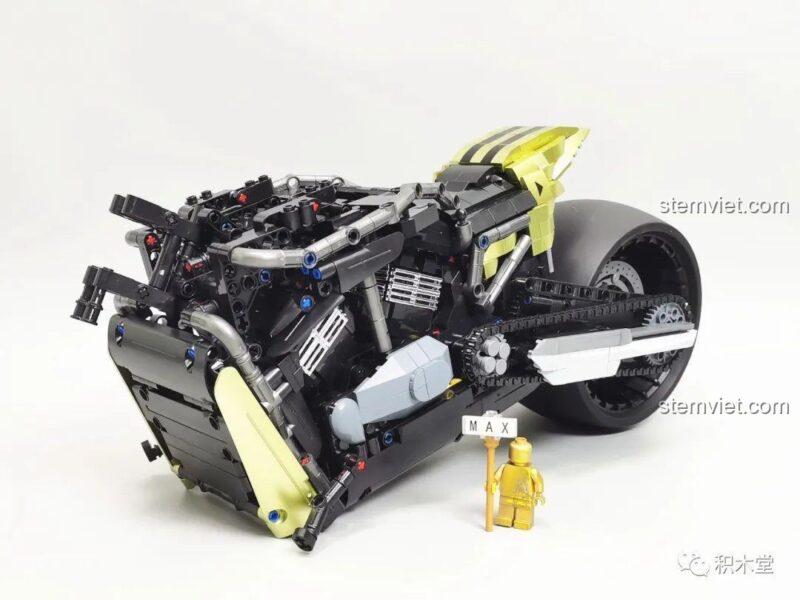 Mô hình Panlos Brick 672110 gần hoàn thiện, để lộ bộ khung và máy móc phức tạp bên trong.