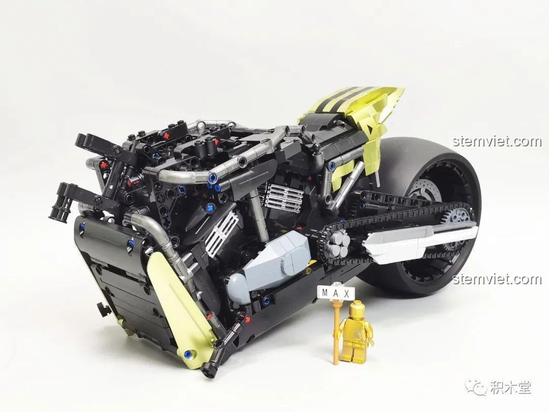 Mô hình Panlos Brick 672110 gần hoàn thiện, để lộ bộ khung và máy móc phức tạp bên trong.