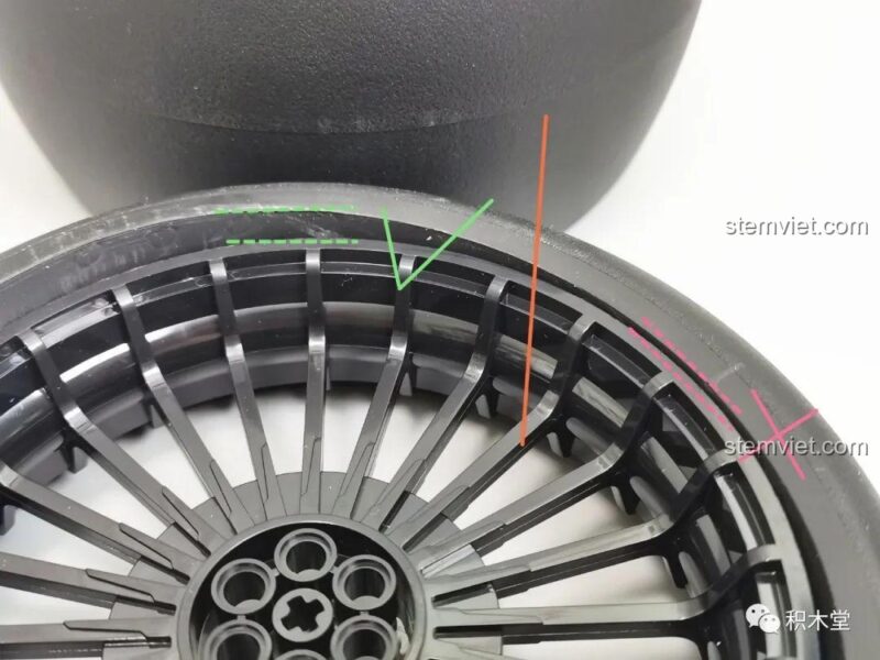 Hình ảnh chi tiết quá trình lắp lốp xe cho mô hình Mô tô Phantom Đêm 672110.