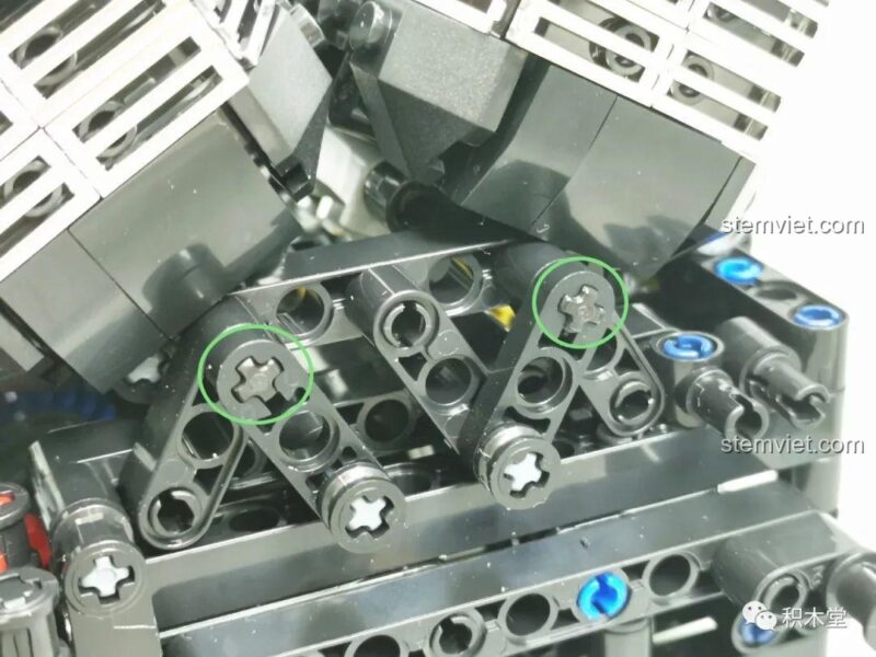 Chi tiết trục kết nối trong quá trình lắp ráp động cơ của mô hình 672110.