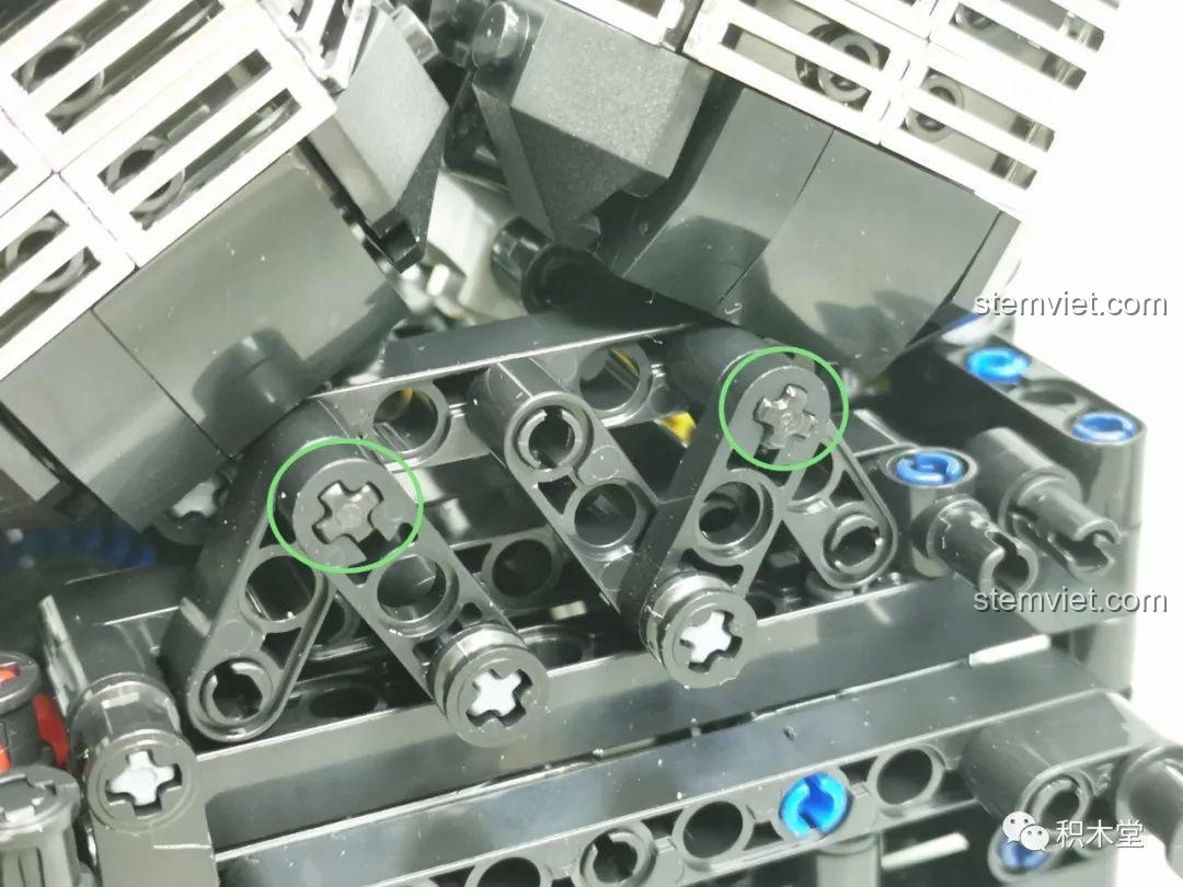 Chi tiết trục kết nối trong quá trình lắp ráp động cơ của mô hình 672110.