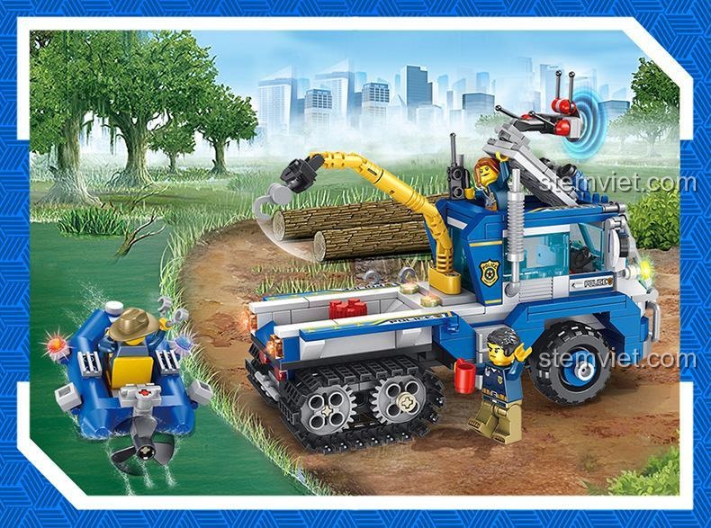 Bộ xếp hình Đội cảnh sát rừng Panlos Brick 681005A đang thực hiện nhiệm vụ kéo gỗ và tuần tra trên sông, thể hiện tính năng cần cẩu và thuyền cảnh sát, phù hợp cho bé trai 6 tuổi.