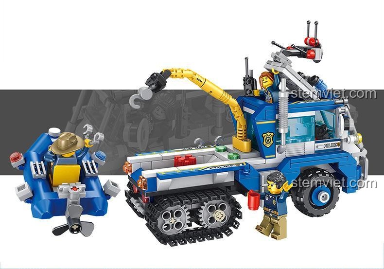 Bộ đồ chơi Xe cảnh sát bán xích Panlos Brick 681005A từ phía sau, cho thấy các minifigure cảnh sát và thuyền cảnh sát có thể tháo rời, chi tiết cao.