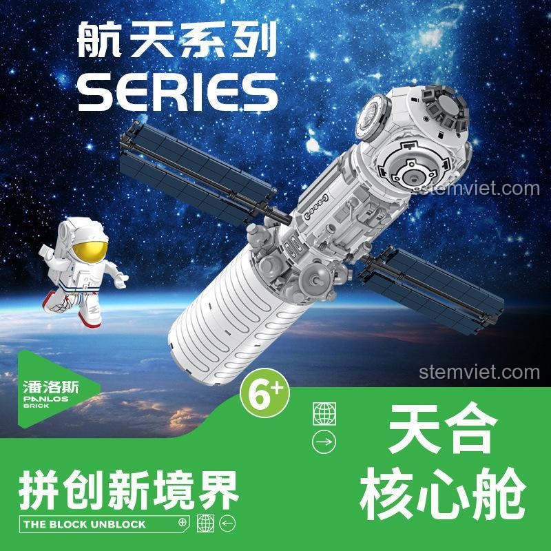 Poster quảng cáo bộ lắp ráp Trạm vũ trụ Thiên Cung Panlos Brick 691006 với hình ảnh phi hành gia bay lượn.