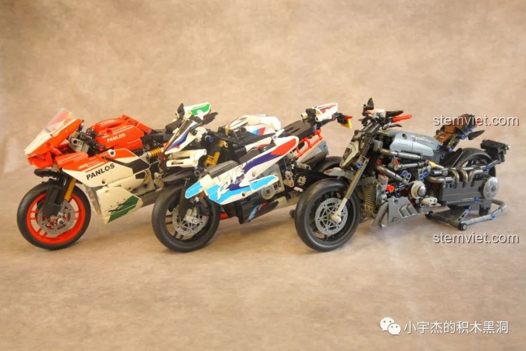 Ba mô hình xe máy của Panlos Brick được trưng bày cùng nhau, thể hiện sự đa dạng.