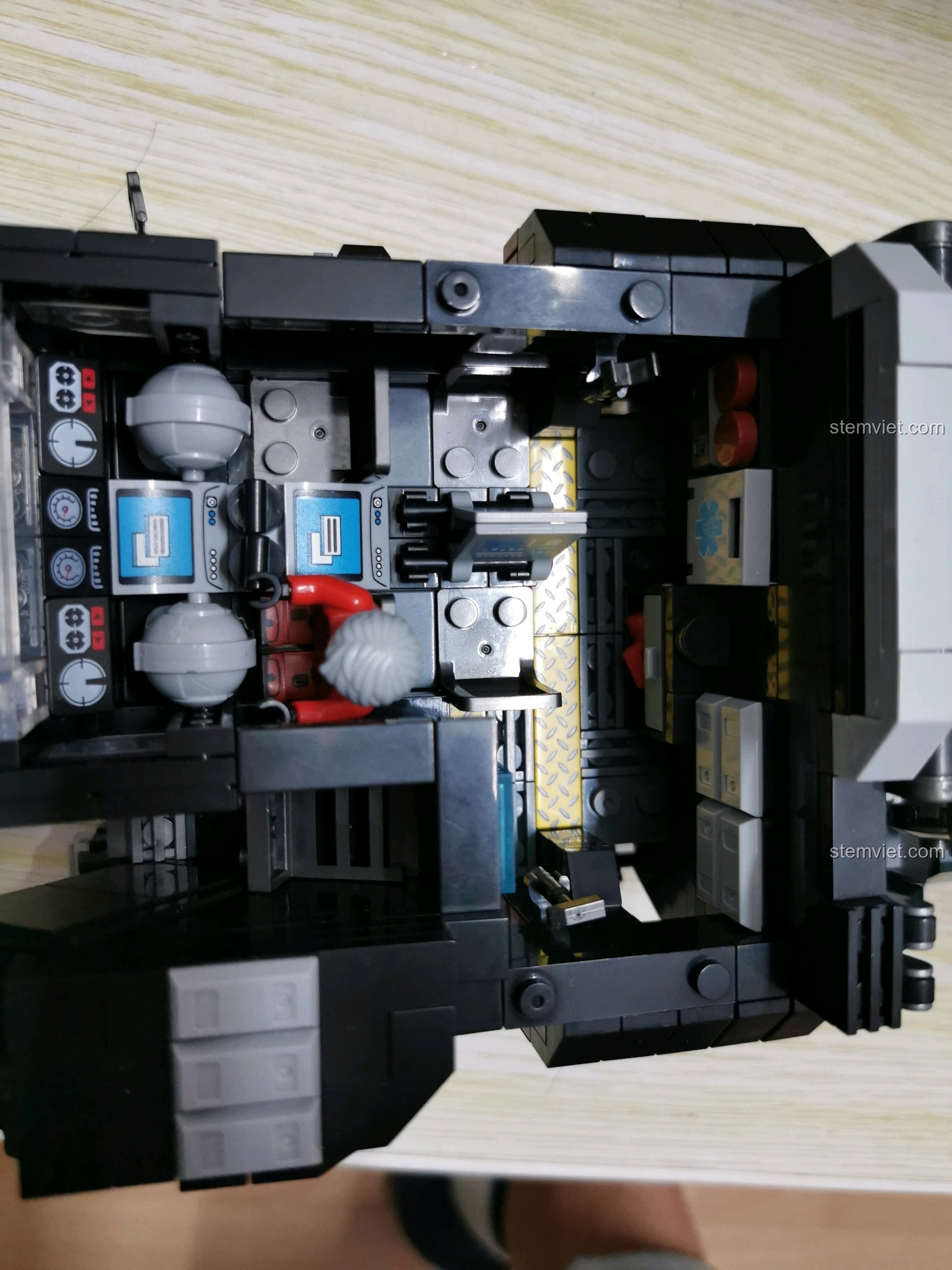 Cận cảnh nội thất bên trong xe tải CN373, thể hiện các khối gạch và chi tiết nhỏ.