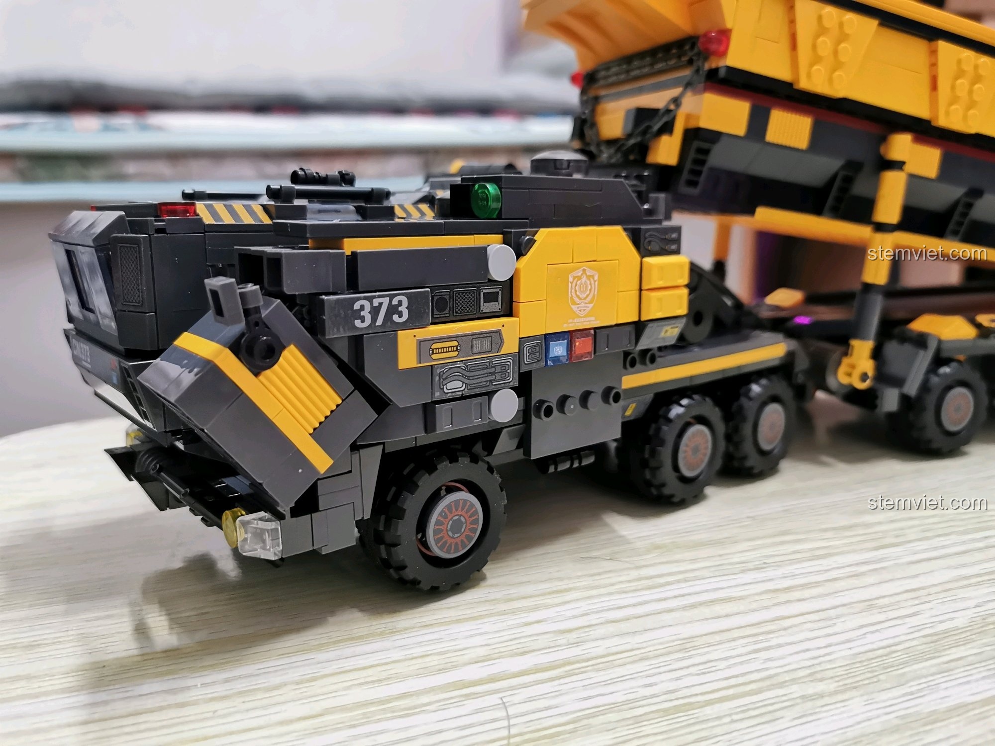 Cận cảnh chi tiết phần đầu xe tải CN373, thể hiện sự tinh xảo trong thiết kế.