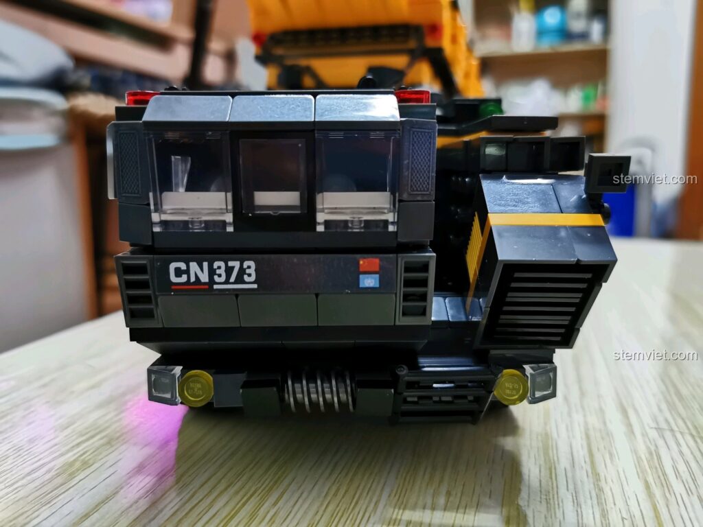 Cận cảnh đầu xe tải CN373 màu đen với các chi tiết màu vàng và chữ CN373.