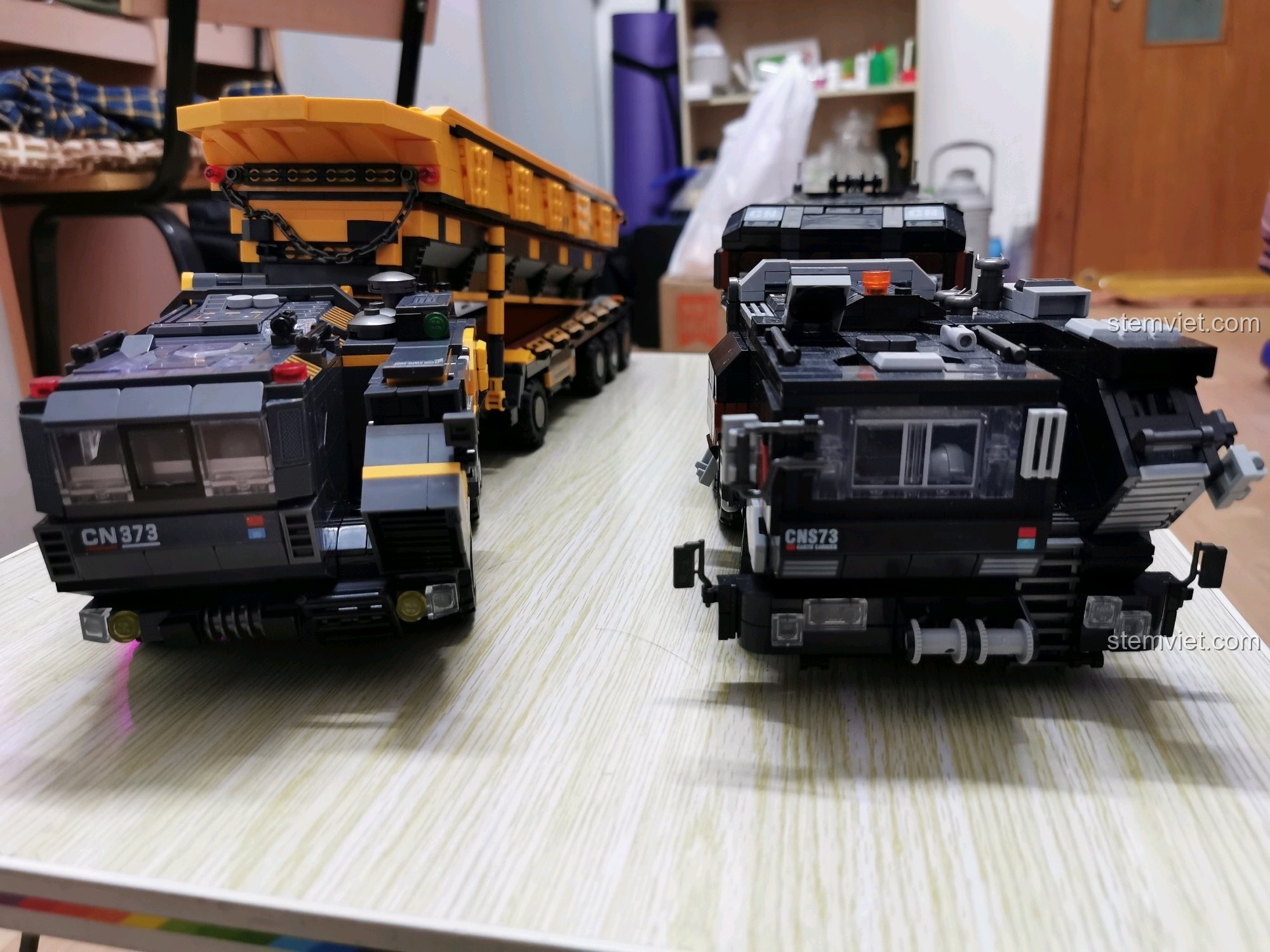 Cận cảnh đầu xe tải CN373 màu đen với các chi tiết màu vàng và chữ CN373.