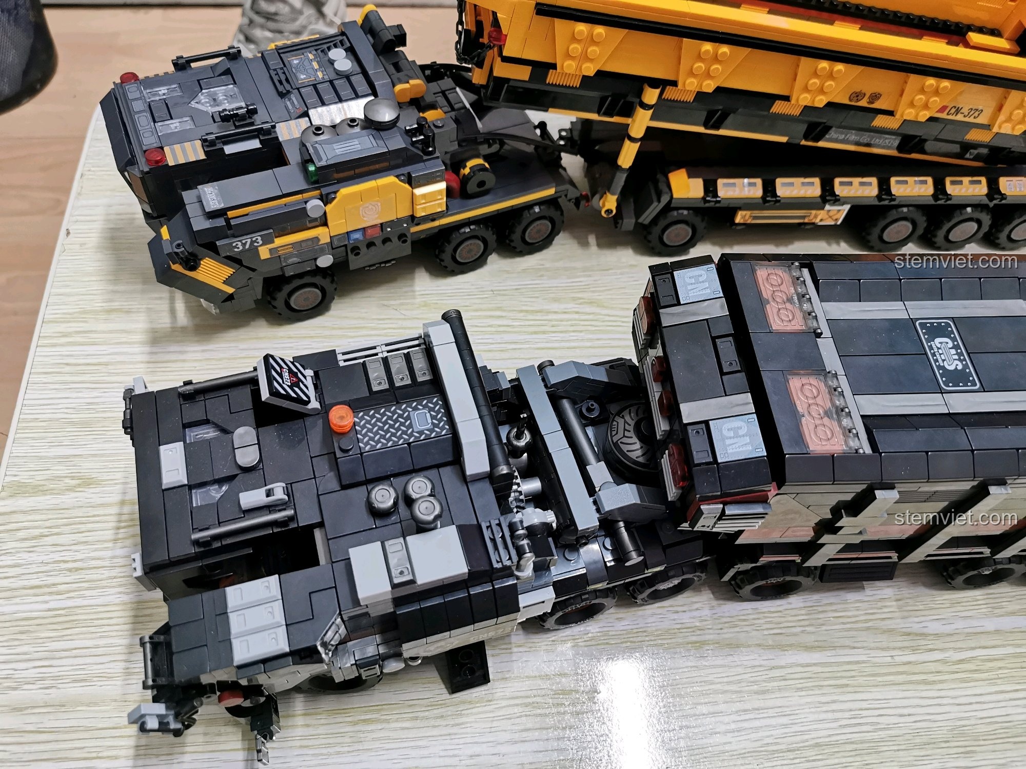 Hai mẫu xe tải được đặt cạnh nhau, thể hiện sự khác biệt về thiết kế.