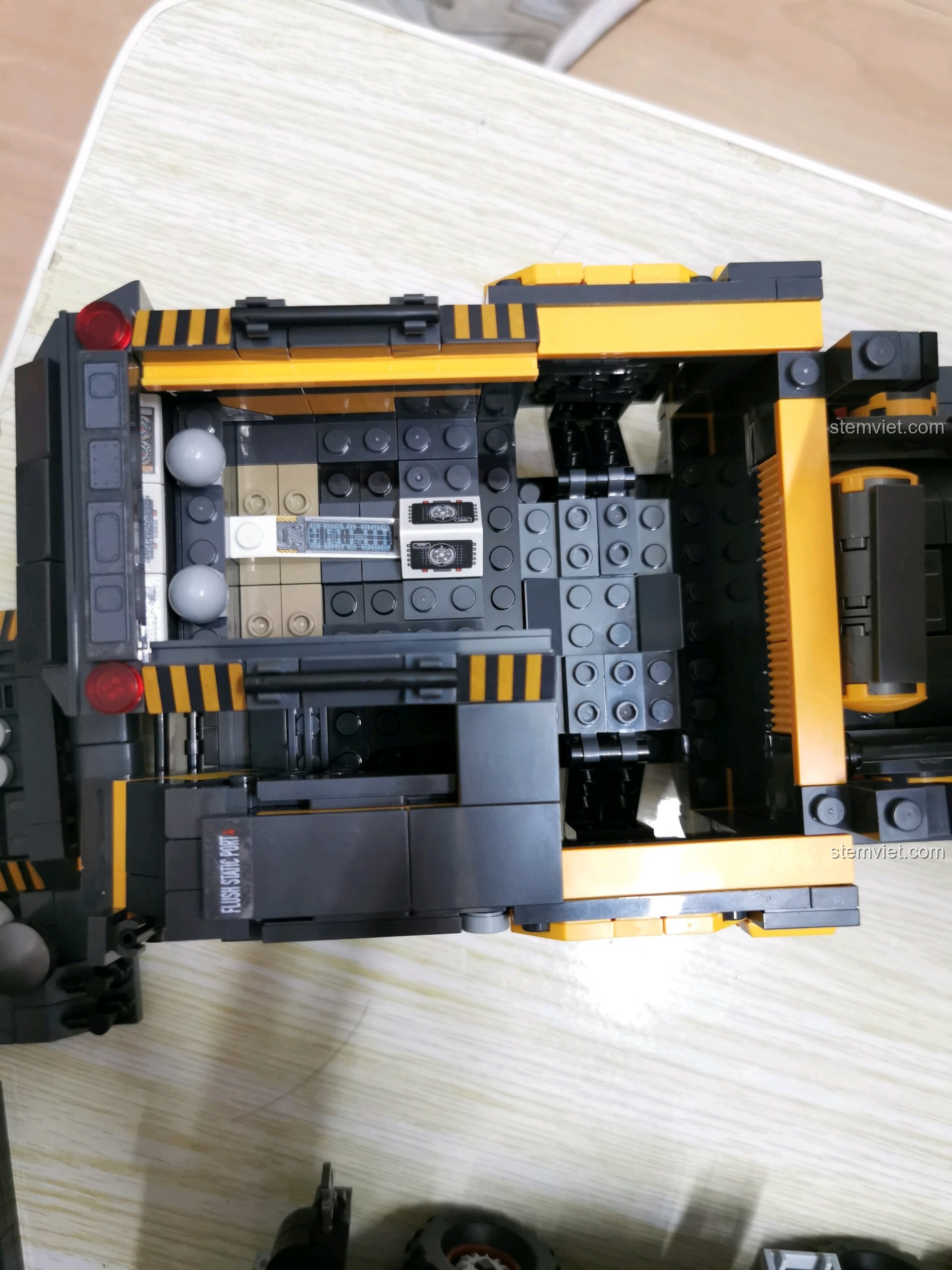 Nội thất bên trong xe tải CN373, cho thấy các khối gạch lắp ráp và một vài chi tiết nhỏ.