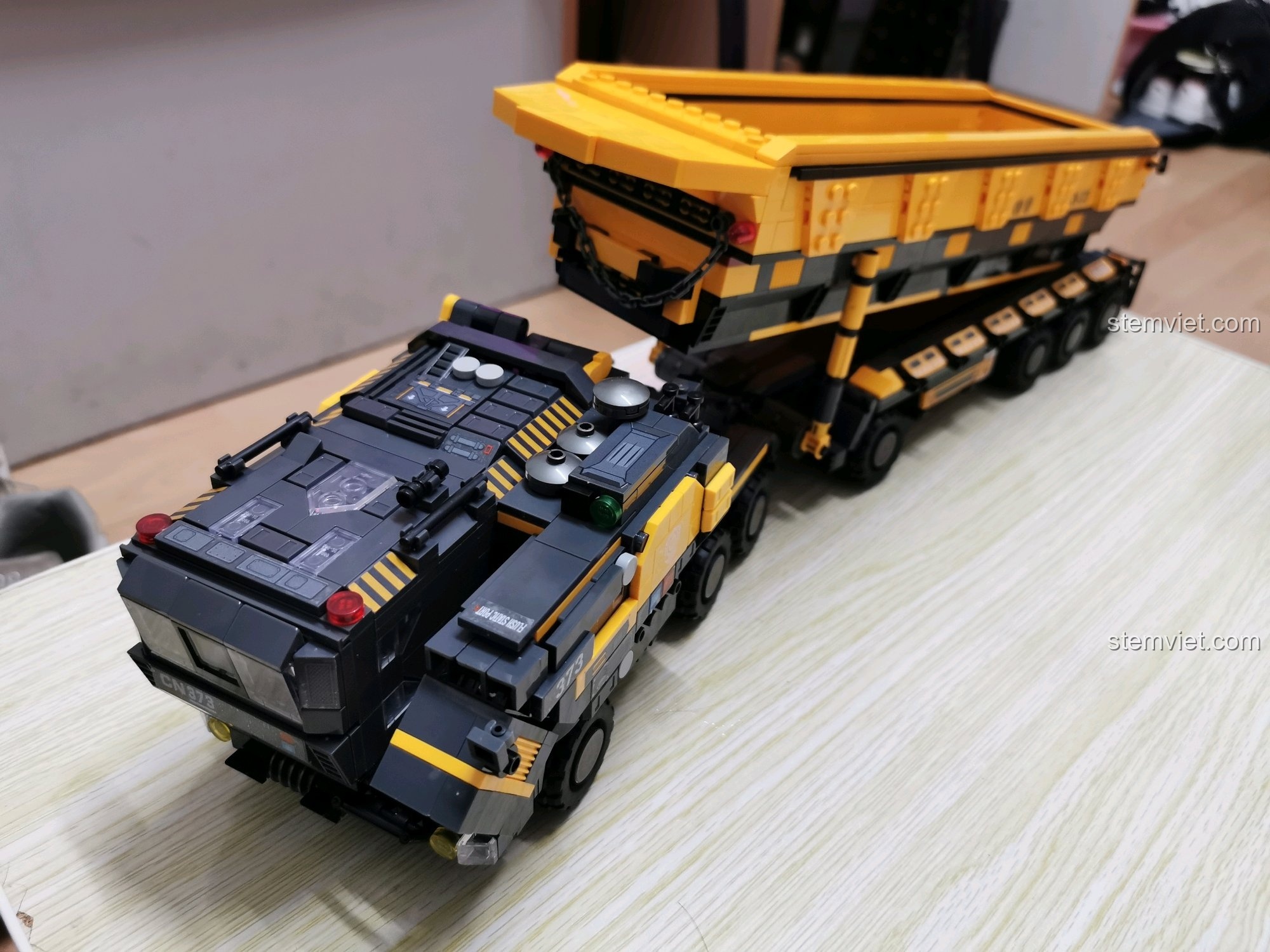 So sánh xe tải CN373 của Panlos Brick với một mẫu xe khác, làm nổi bật sự khác biệt.