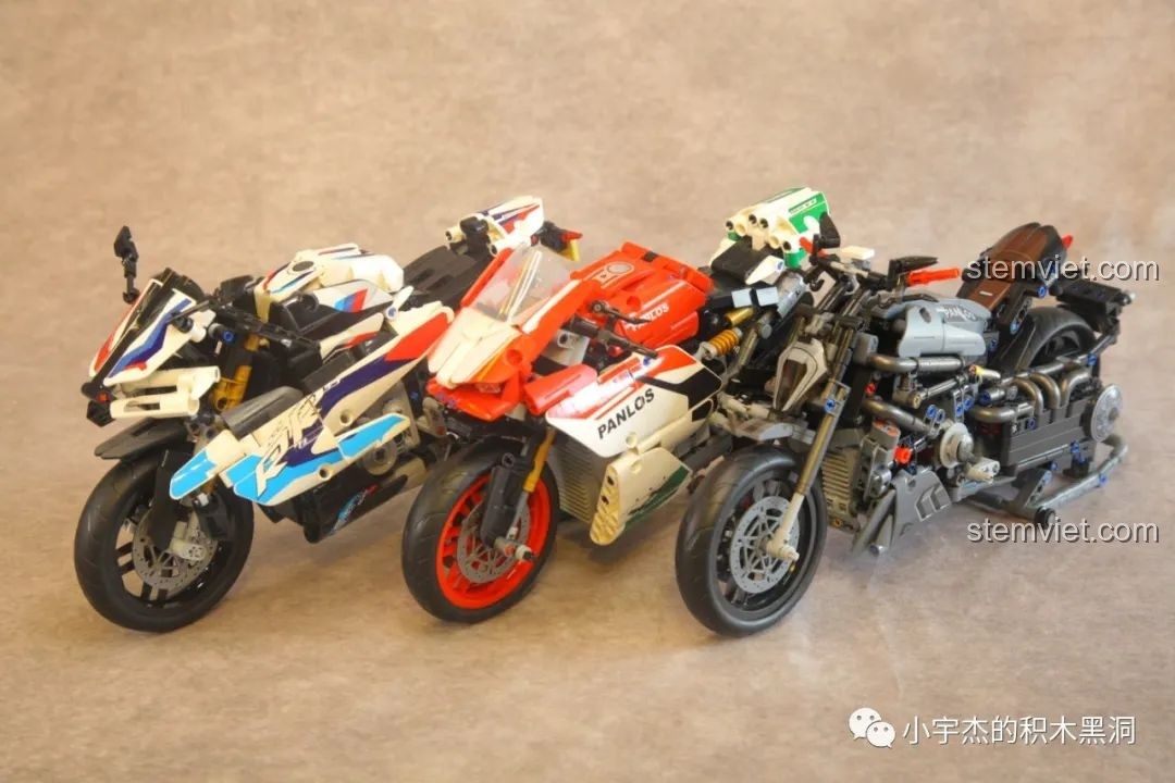 Mô hình xe máy Ducati của Panlos Brick, màu đỏ nổi bật.