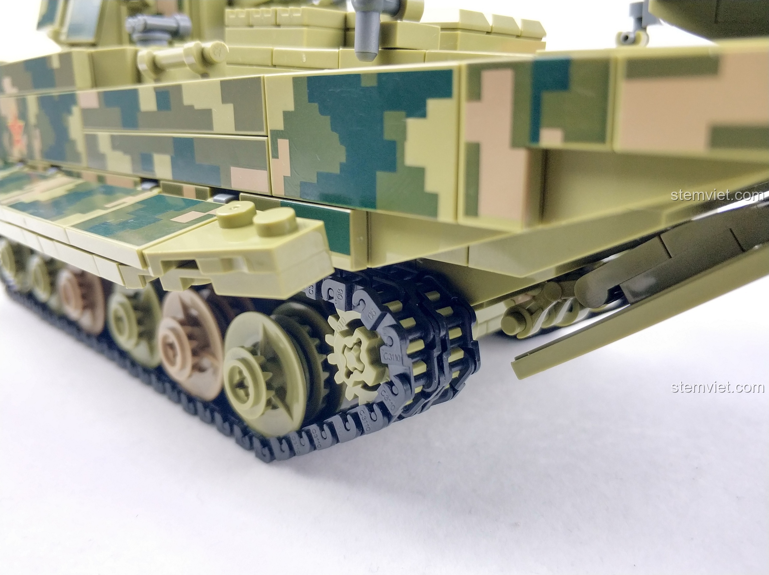 Cận cảnh hệ thống bánh xe của xe chiến đấu ZBD-05 Panlos Brick, với các chi tiết bánh răng.