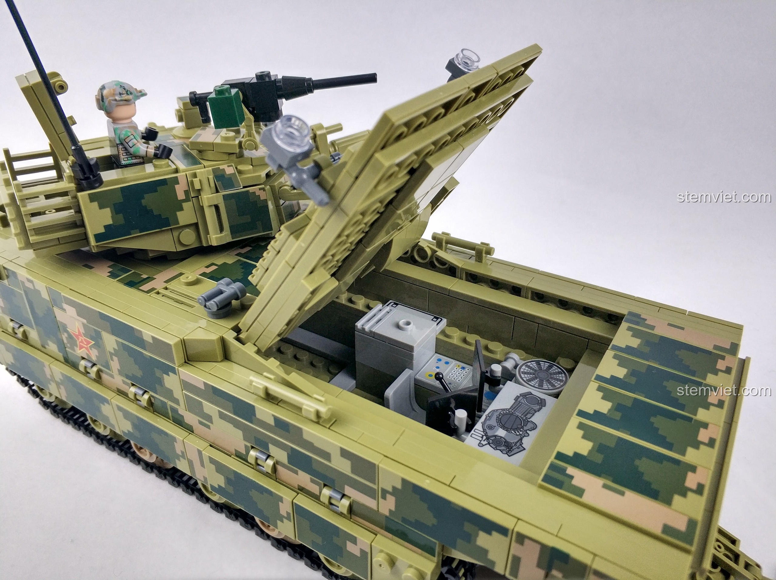 Cận cảnh bánh xích và hệ thống bánh xe của xe chiến đấu ZBD-05 Panlos Brick.