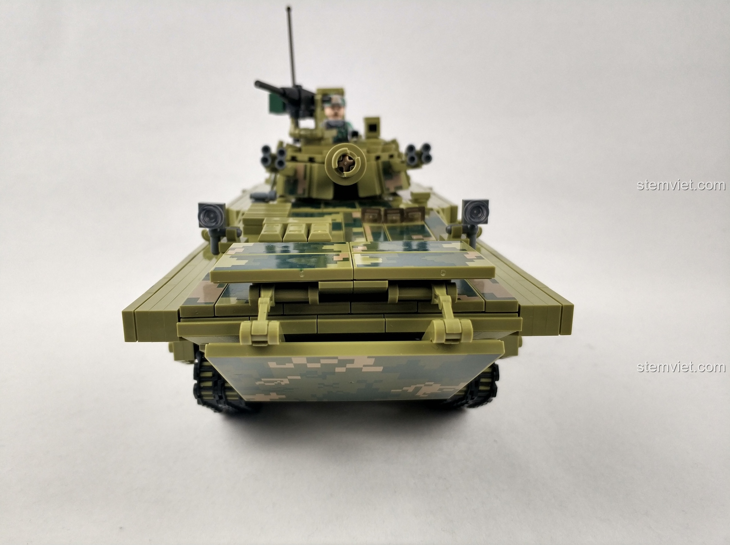 Cận cảnh phần đầu xe chiến đấu ZBD-05 Panlos Brick, cho thấy các chi tiết đèn và ván trượt.