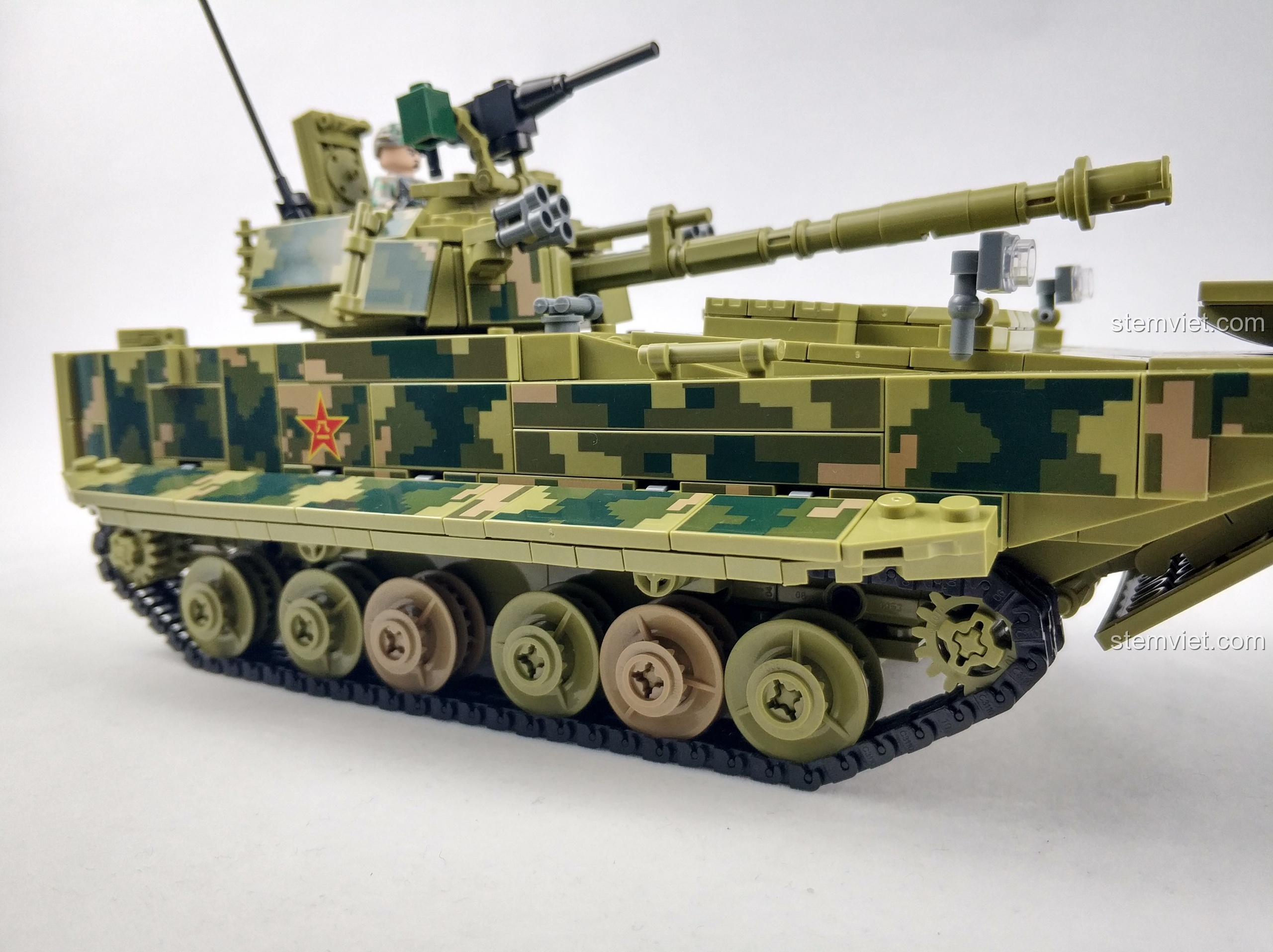 Toàn cảnh xe chiến đấu ZBD-05 Panlos Brick từ phía bên trái, làm nổi bật thiết kế tổng thể.