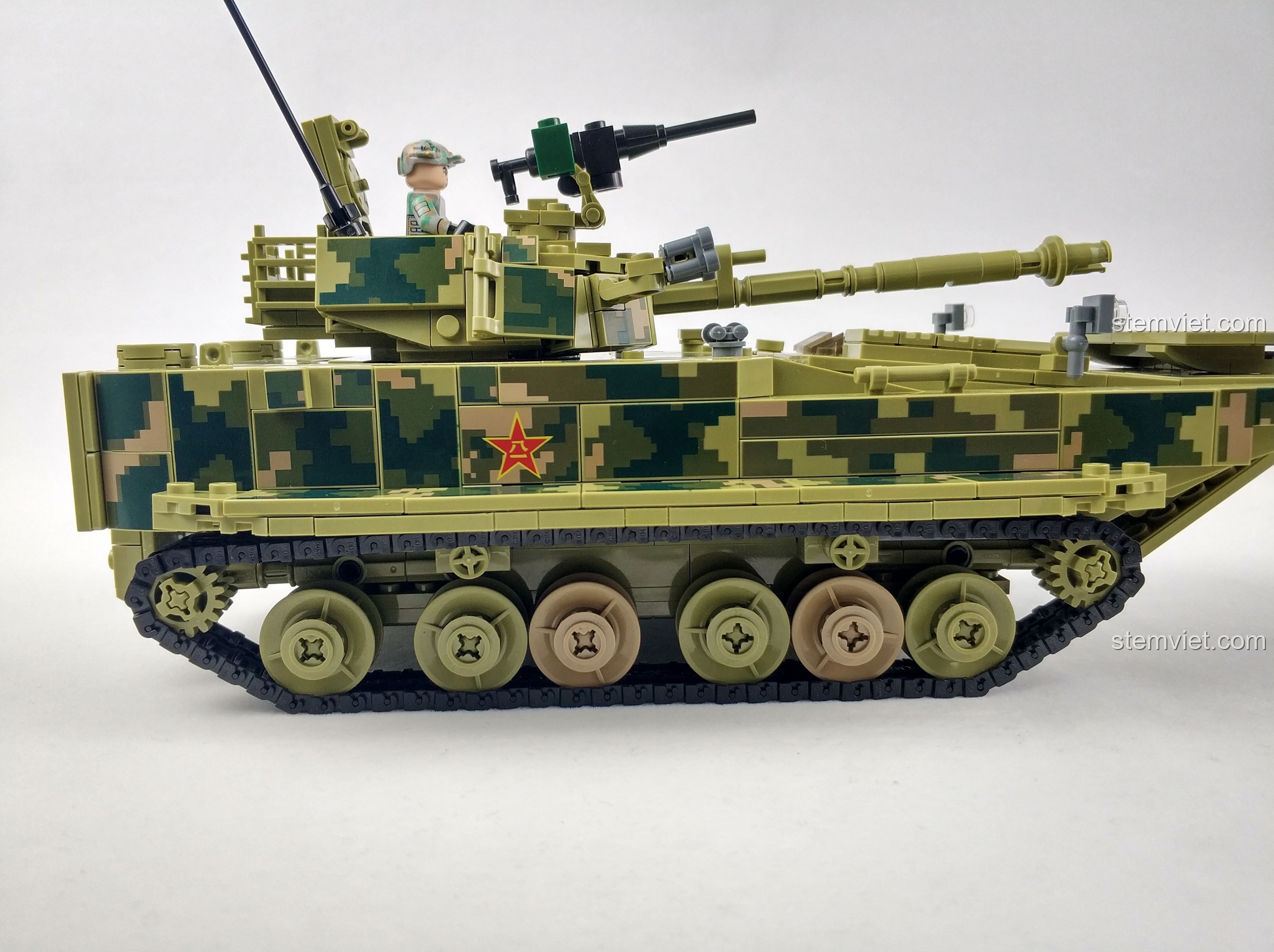 Cận cảnh phần bánh xích và khoảng cách giữa các bánh xe của ZBD-05 Panlos Brick.