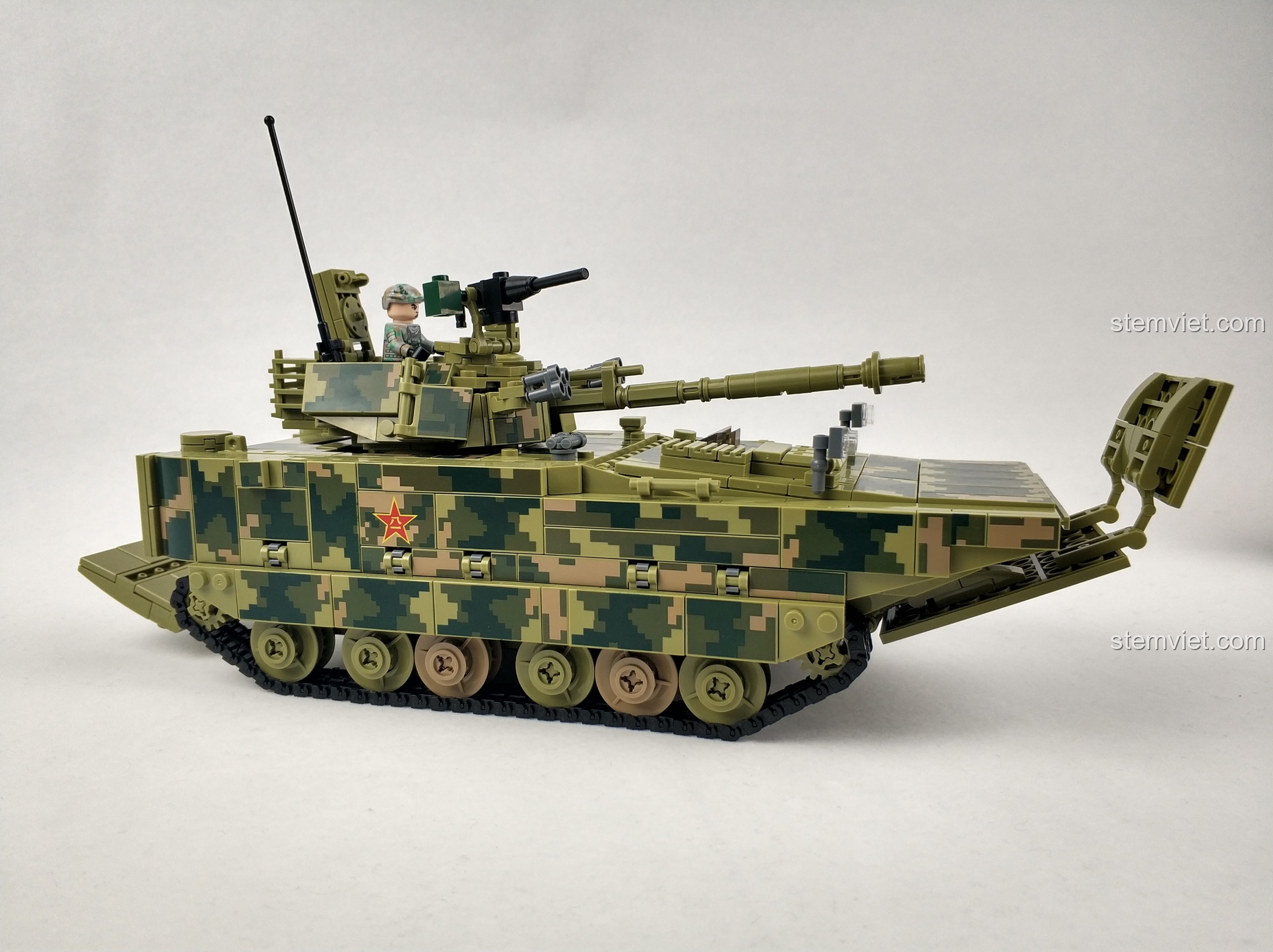 Xe chiến đấu ZBD-05 Panlos Brick với cửa khoang lái mở ra, để lộ nội thất bên trong.