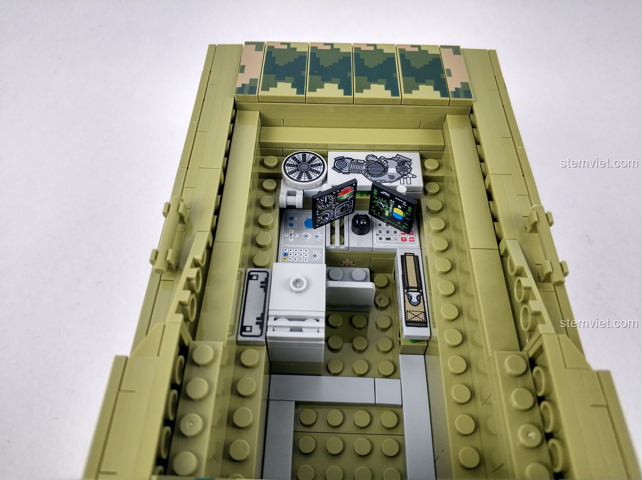 Cận cảnh chi tiết bánh xích của xe chiến đấu ZBD-05 Panlos Brick, cho thấy cấu trúc mắt xích phức tạp.