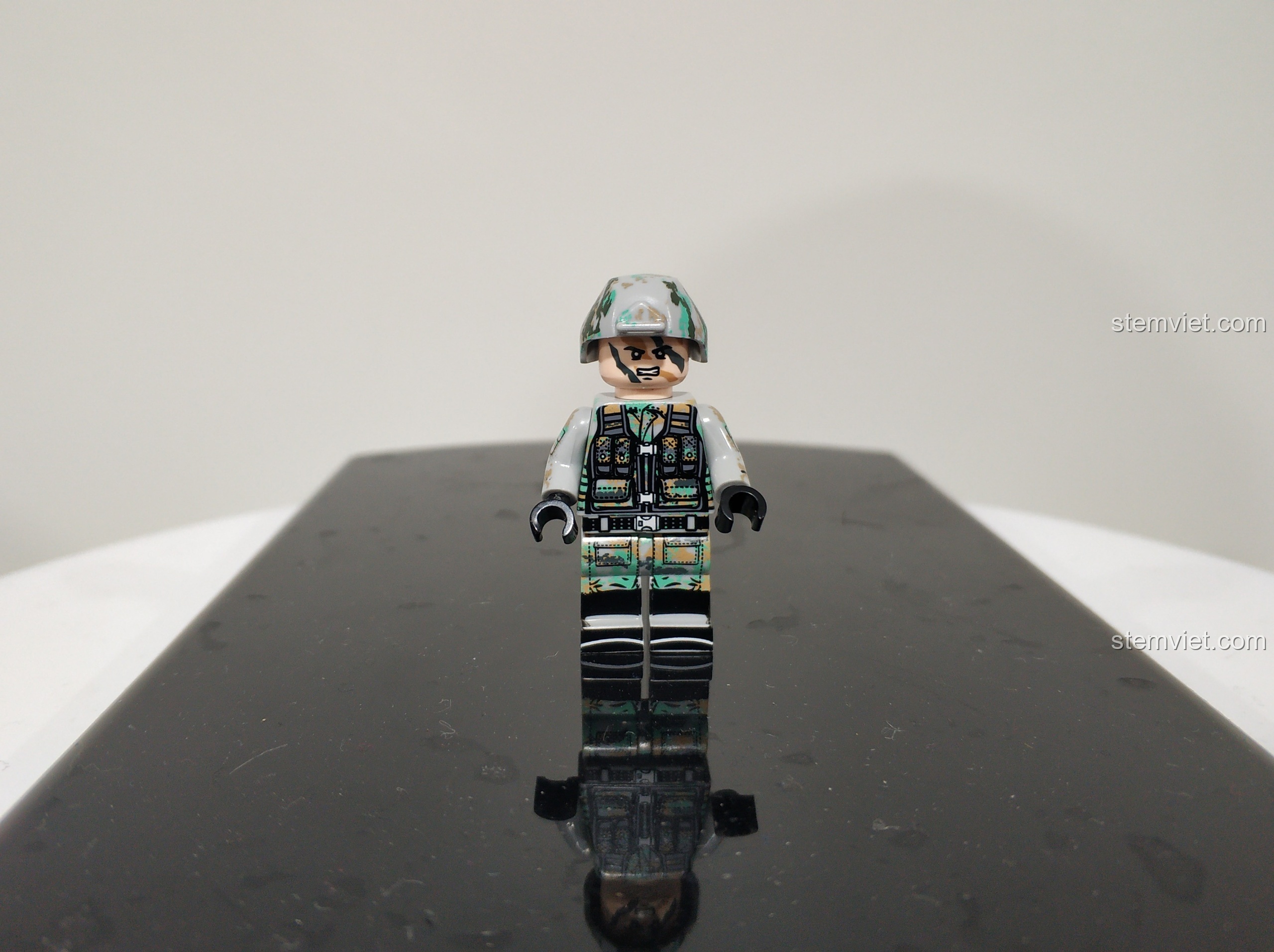 Cận cảnh một mô hình người lính đi kèm xe chiến đấu ZBD-05 Panlos Brick, với bộ giáp và mũ bảo hiểm.