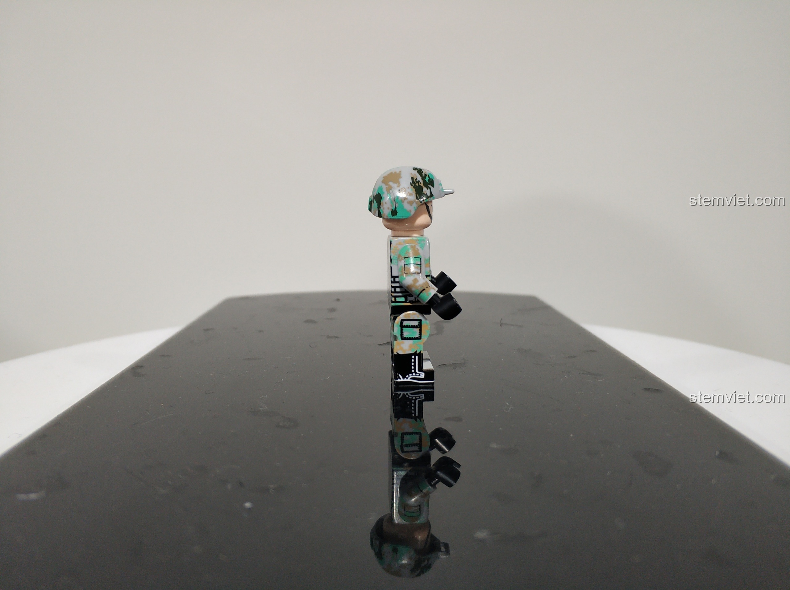 Cận cảnh một mô hình người lính đi kèm xe chiến đấu ZBD-05 Panlos Brick từ góc nghiêng.