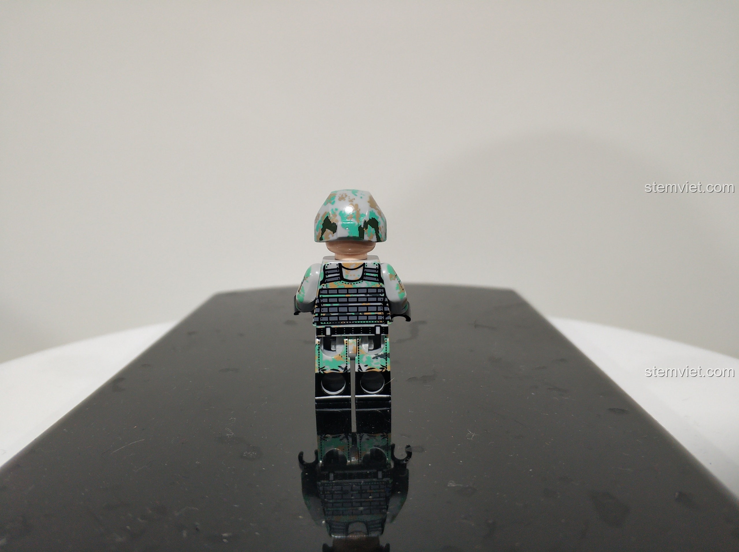 Cận cảnh một mô hình người lính đi kèm xe chiến đấu ZBD-05 Panlos Brick từ phía sau.