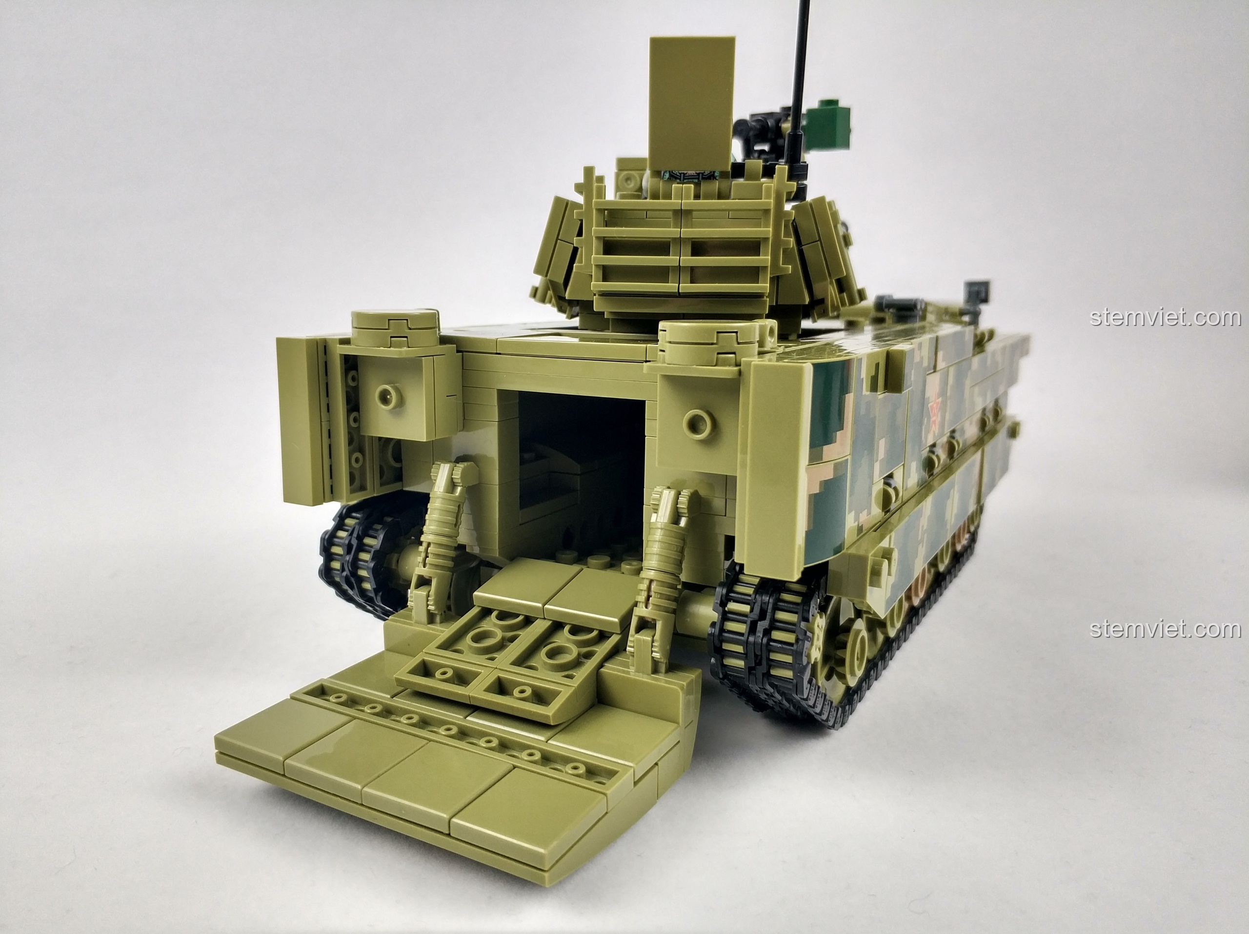 Cận cảnh nội thất bên trong khoang lái xe chiến đấu ZBD-05 Panlos Brick, với các màn hình và bảng điều khiển.