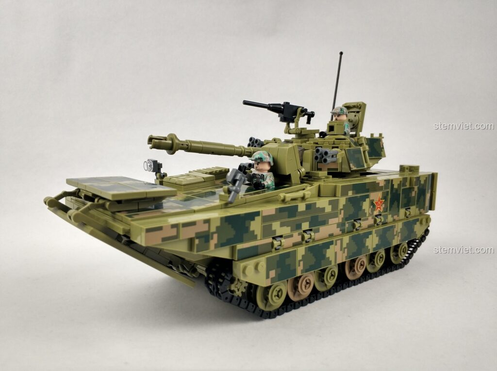 Toàn cảnh mẫu xe chiến đấu ZBD-05 Panlos Brick với màu xanh rằn ri đặc trưng, nổi bật là khẩu pháo chính và các chi tiết quân sự.