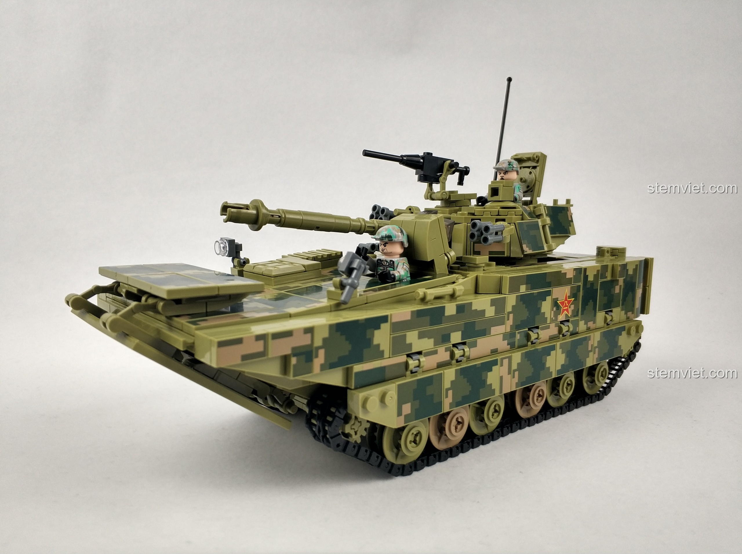Toàn cảnh mẫu xe chiến đấu ZBD-05 Panlos Brick với màu xanh rằn ri đặc trưng, nổi bật là khẩu pháo chính và các chi tiết quân sự.