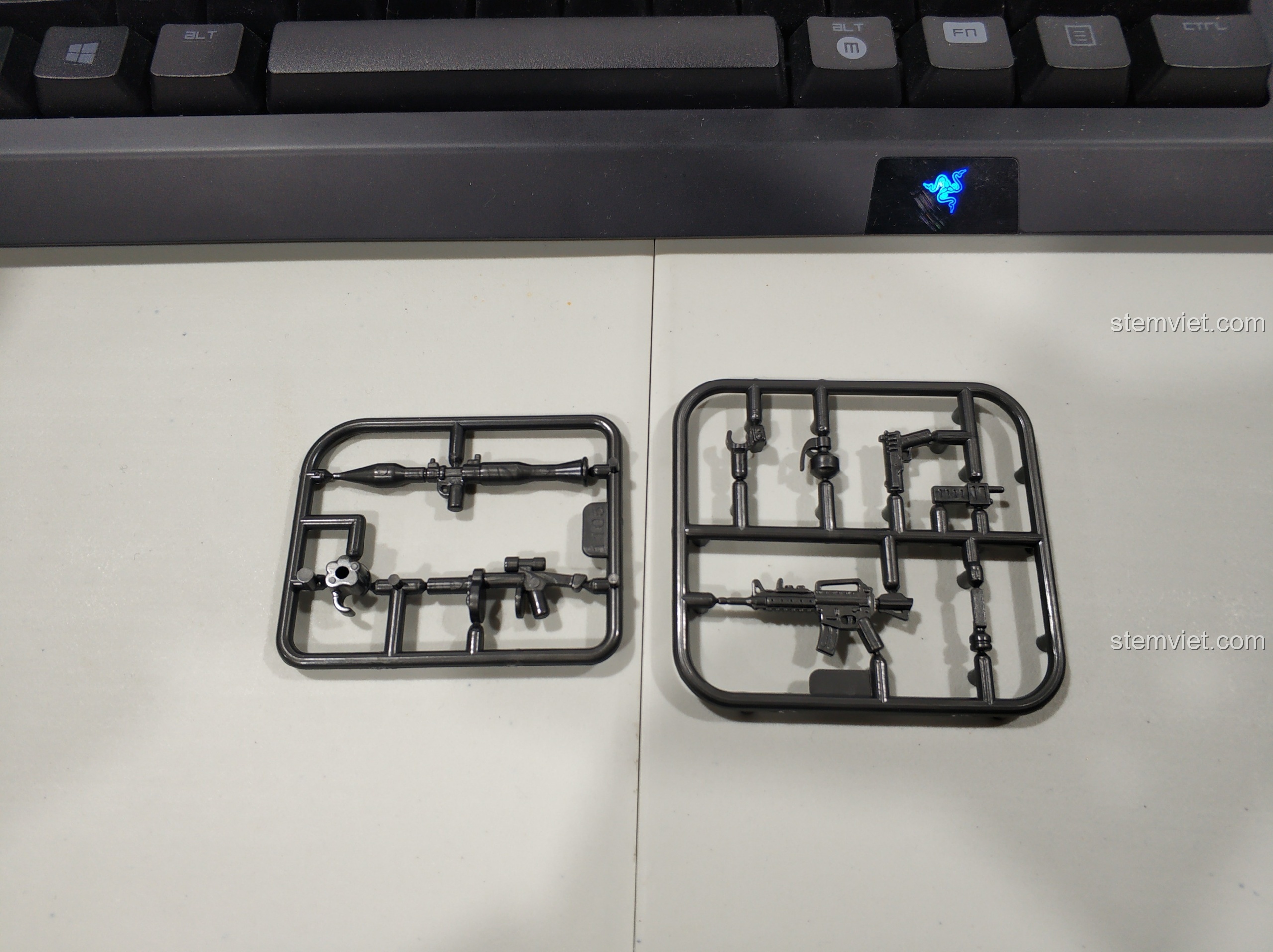 Các bộ phận vũ khí đi kèm xe chiến đấu ZBD-05 Panlos Brick, bao gồm RPG, súng phóng lựu và súng trường.