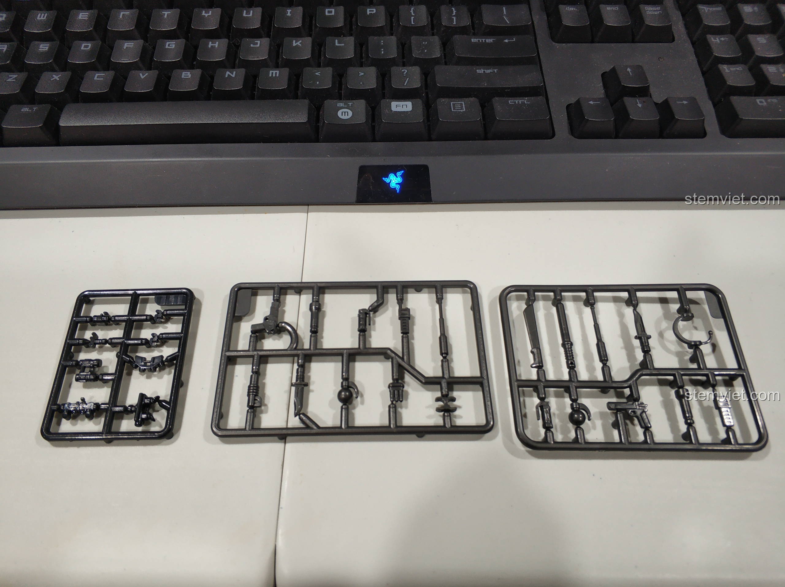 Các bộ phận vũ khí đi kèm xe chiến đấu ZBD-05 Panlos Brick, bao gồm súng phóng lựu và súng trường.