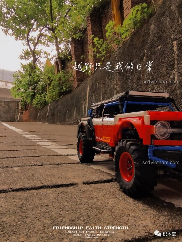 Mô hình PanlosBrick 673101 Ford Bronco Xe Địa Hình lắp ráp hoàn chỉnh đang vượt dốc nhẹ nhàng, thể hiện khả năng off-road ấn tượng.