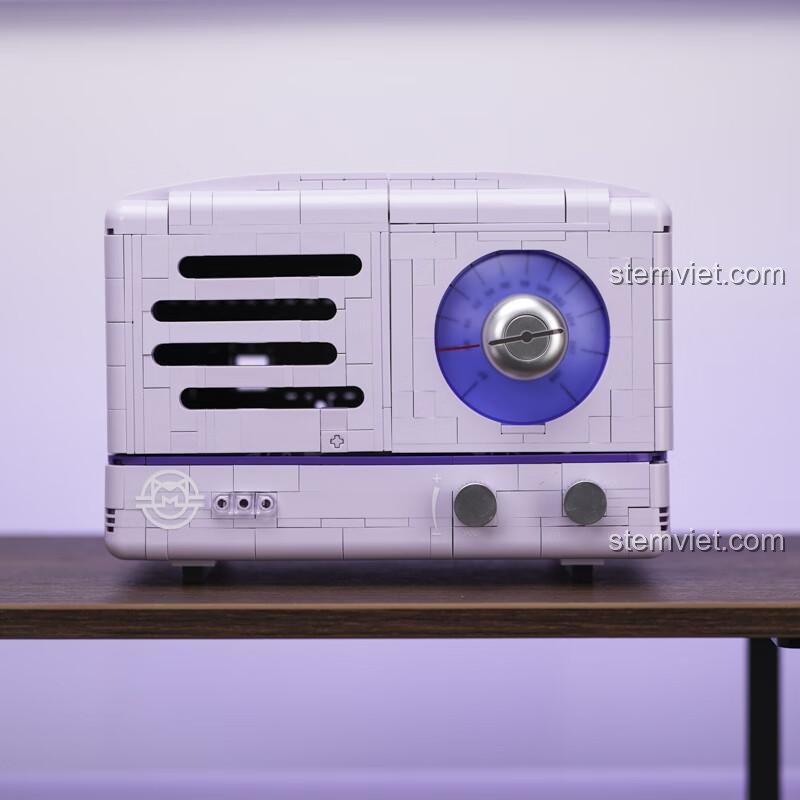 Cận cảnh mô hình Đài Radio Tím Cổ Điển Pantasy 11015 đặt trên bàn, thể hiện chi tiết sắc nét của các khối lắp ghép.