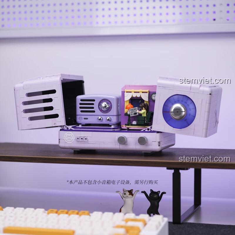 Mô hình Radio Retro 11015 mở ra trên bàn gỗ, cho thấy không gian bên trong có thể chứa một chiếc loa mini và các mô hình nhỏ khác.