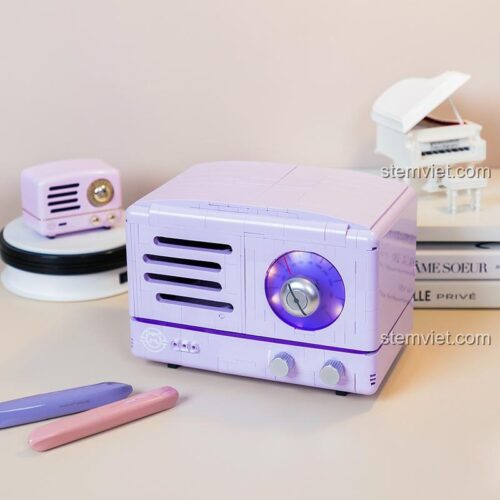 Bộ xếp hình Pantasy 11015 Đài Radio Tím Cổ Điển được trưng bày trên bàn làm việc, bên cạnh các vật dụng trang trí khác, thể hiện vẻ đẹp hoài cổ.