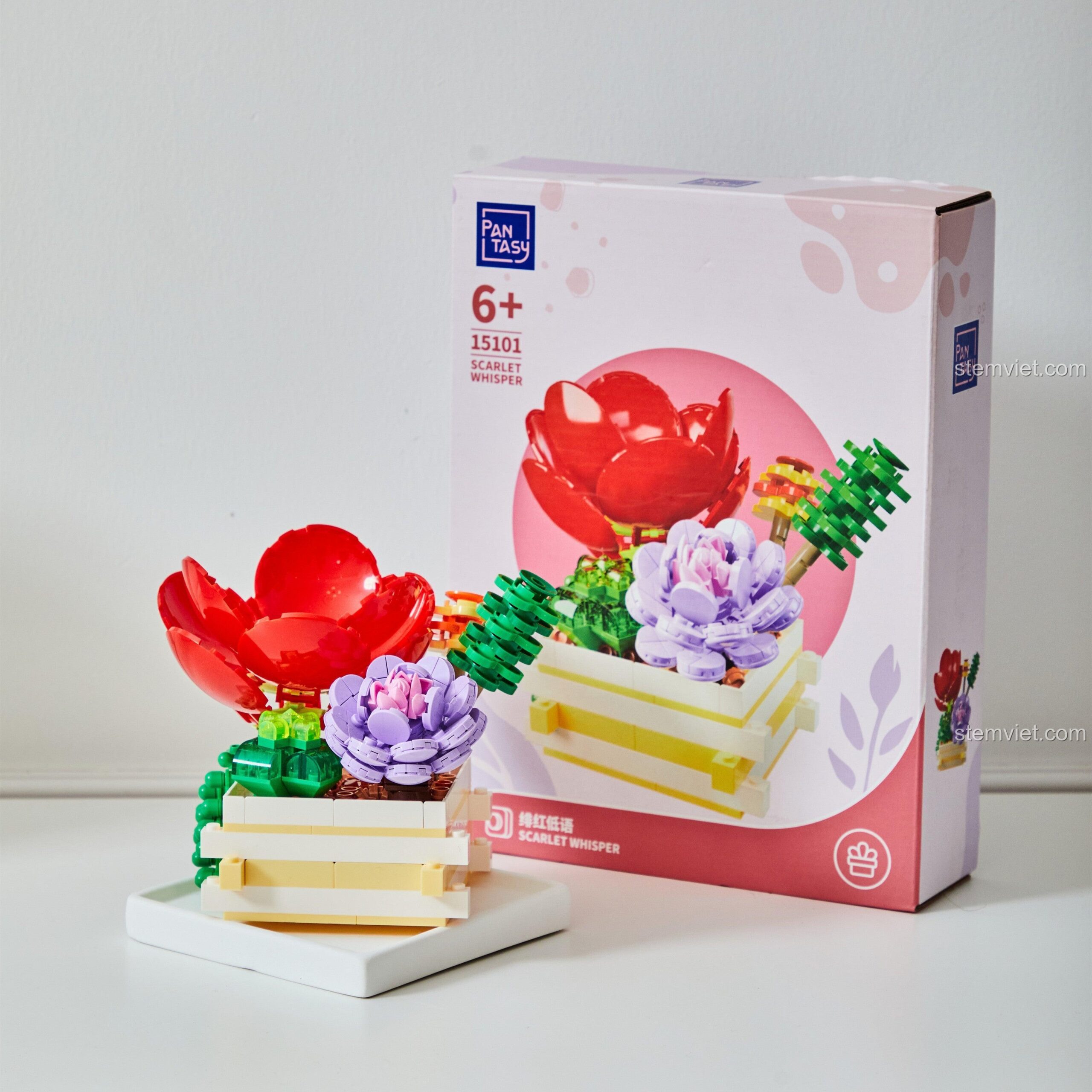 Hộp sản phẩm và mô hình hoàn thiện của bộ xếp hình Pantasy 15101 Chậu cây mọng nước, món quà giá tốt cho bé gái.