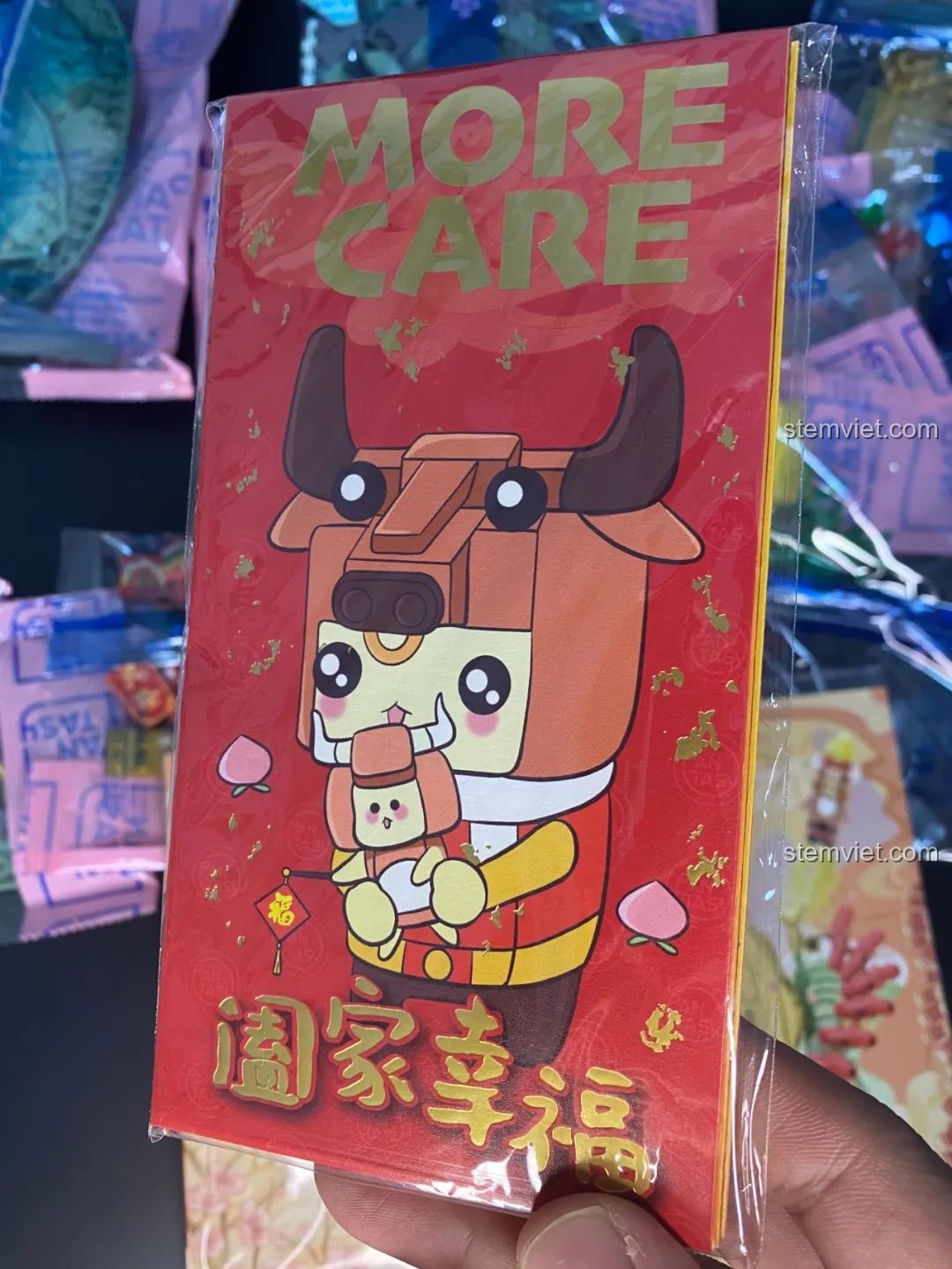 Bao lì xì hình chú trâu đáng yêu kèm theo bộ lắp ráp Pantasy 18003 Bồn Tụ Bảo Phú Quý, mang không khí Tết.