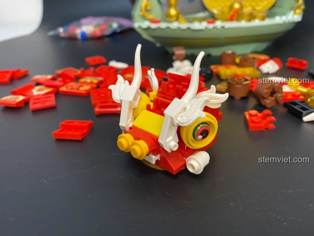 Cầm đầu lân đã lắp ráp trên tay, cho thấy kích thước và chi tiết của bộ Pantasy 18003 Bồn Tụ Bảo Phú Quý.