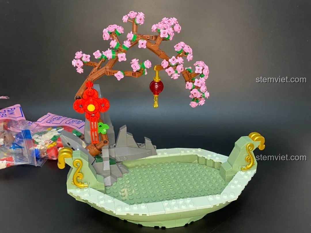 Cận cảnh cây hoa đào và chi tiết đèn lồng, nút thắt may mắn trong bộ Pantasy 18003 Bồn Tụ Bảo Phú Quý.