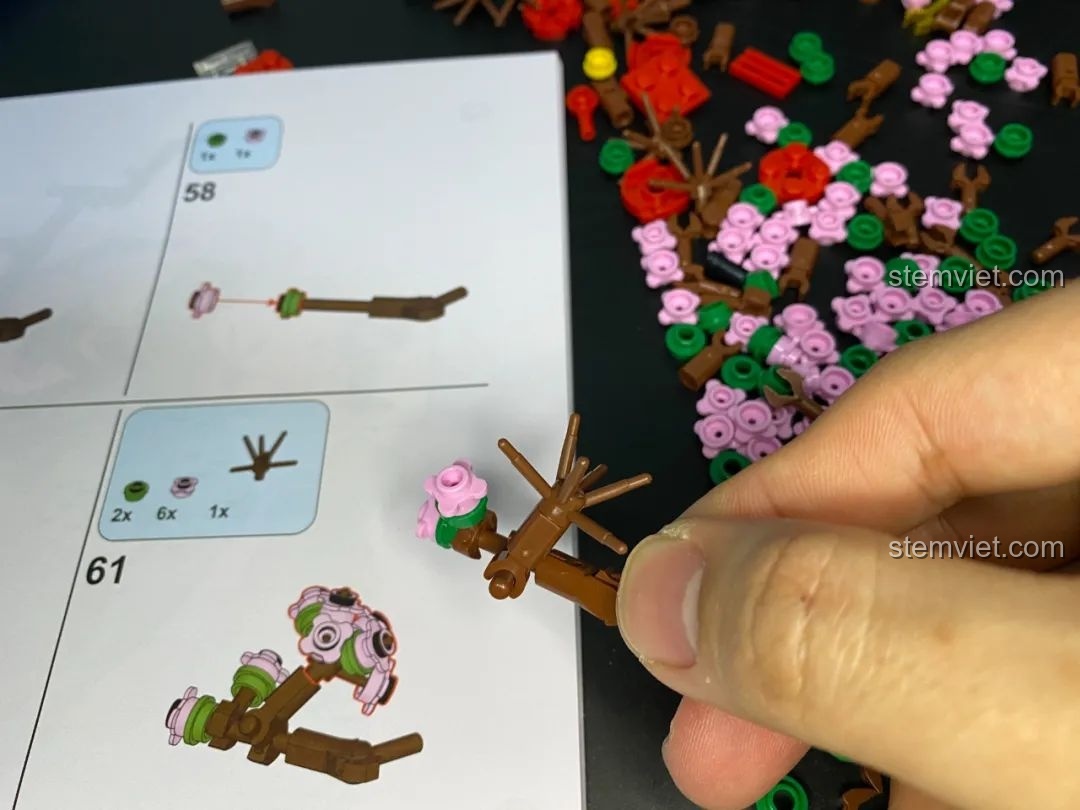 Cận cảnh những bông hoa đào đã được gắn lên cành, tạo nên vẻ đẹp sống động cho bộ Pantasy 18003.