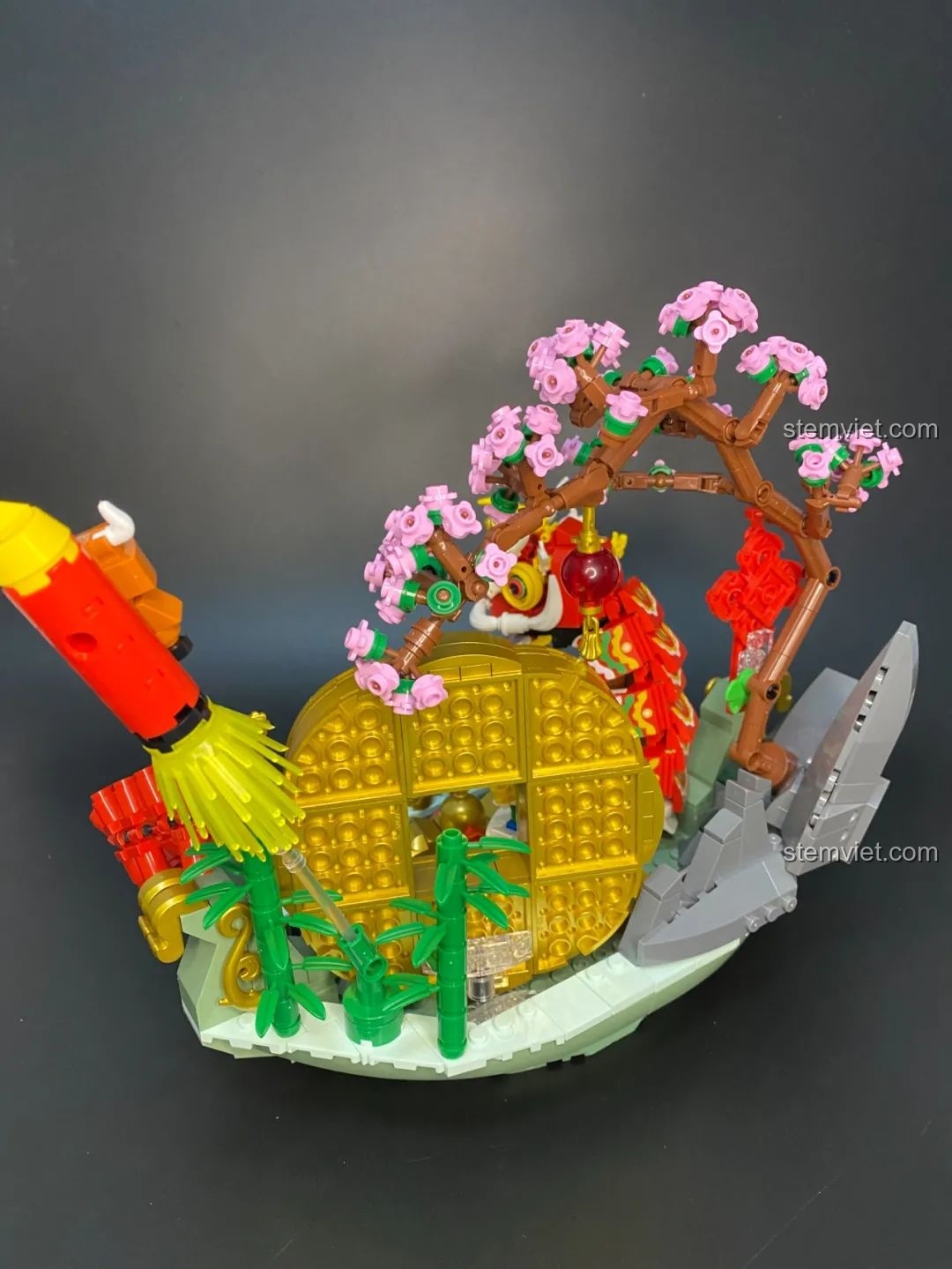 Cận cảnh chú lân trong mô hình Pantasy 18003 Bồn Tụ Bảo Phú Quý, chi tiết in sắc nét.