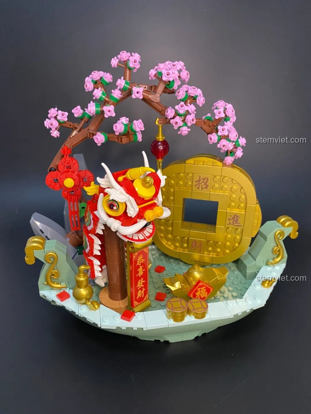 Cận cảnh chú lân với chi tiết in