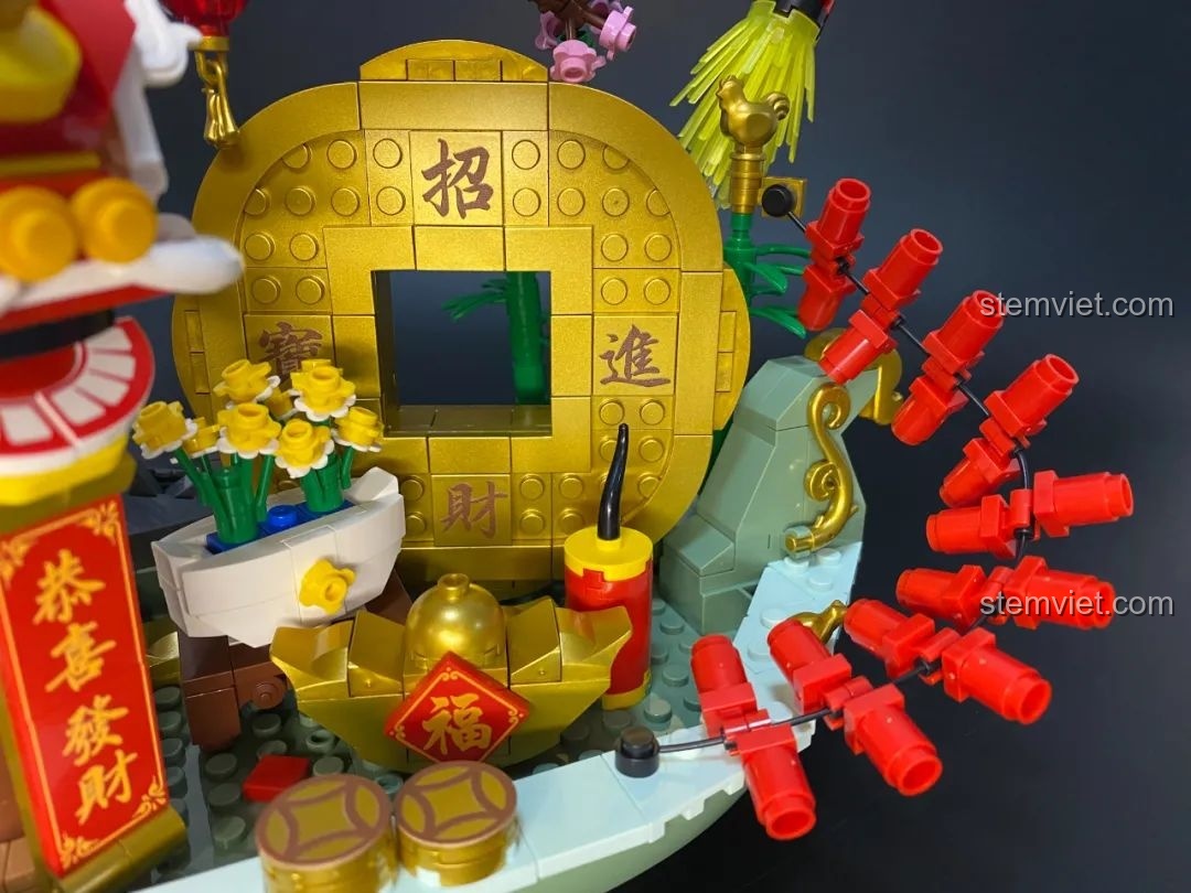 Cận cảnh đồng tiền vàng và các chi tiết tài lộc từ một góc khác trong mô hình Pantasy 18003.