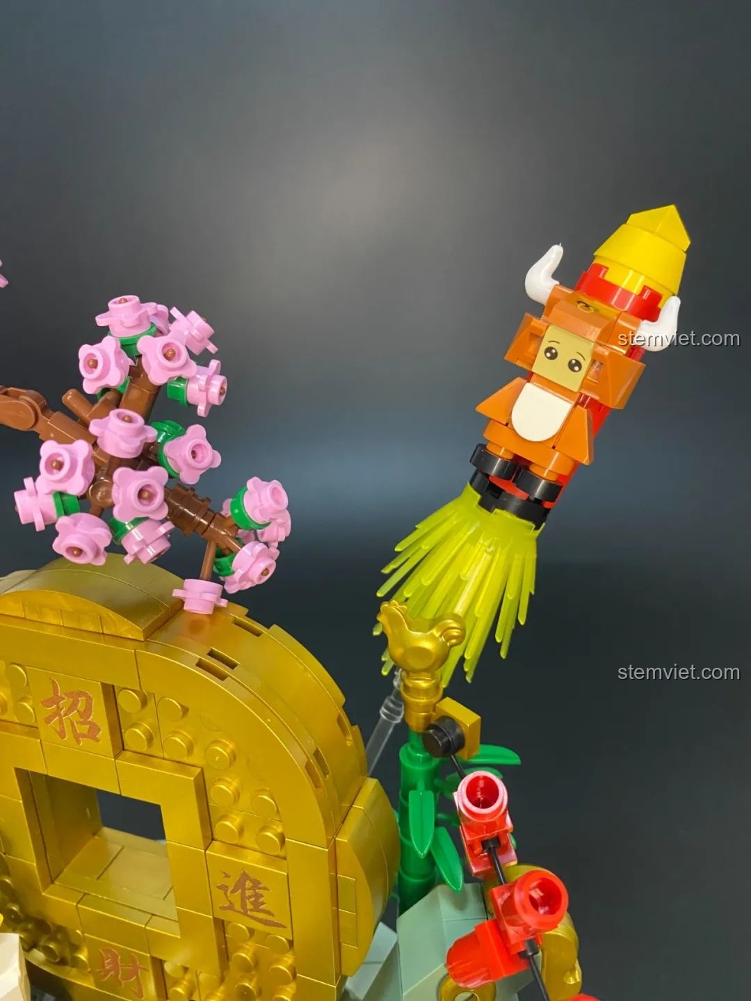 Cận cảnh chú trâu cưỡi tên lửa từ một góc khác trong mô hình Pantasy 18003 Bồn Tụ Bảo Phú Quý.