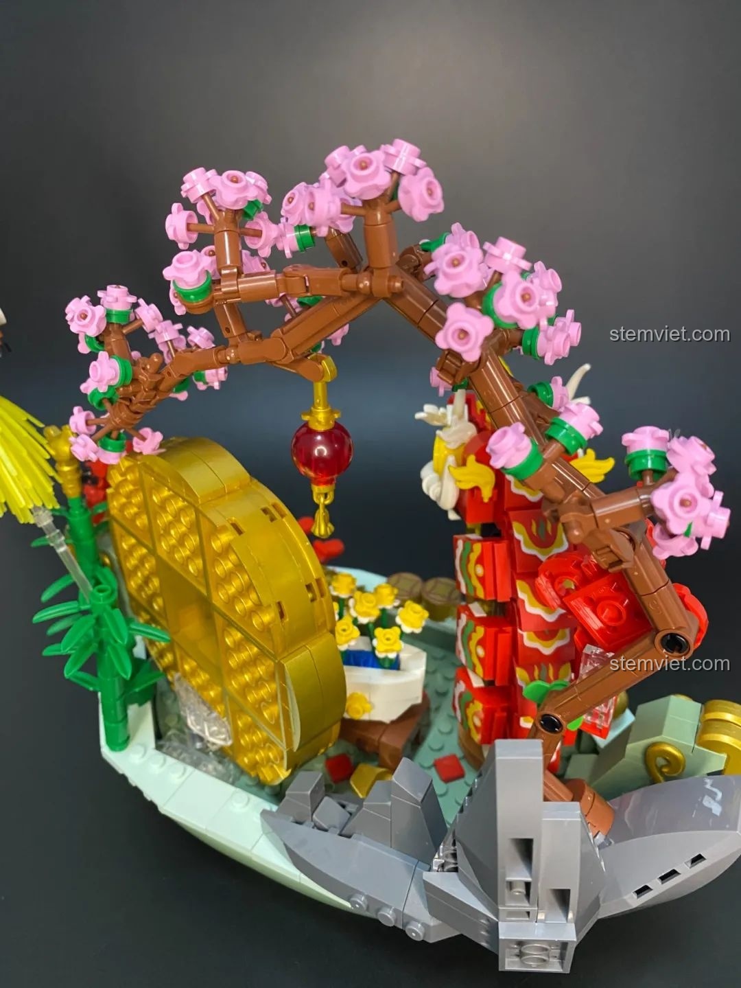 Cận cảnh chú trâu cưỡi tên lửa trong mô hình Pantasy 18003 Bồn Tụ Bảo Phú Quý, chi tiết độc đáo.