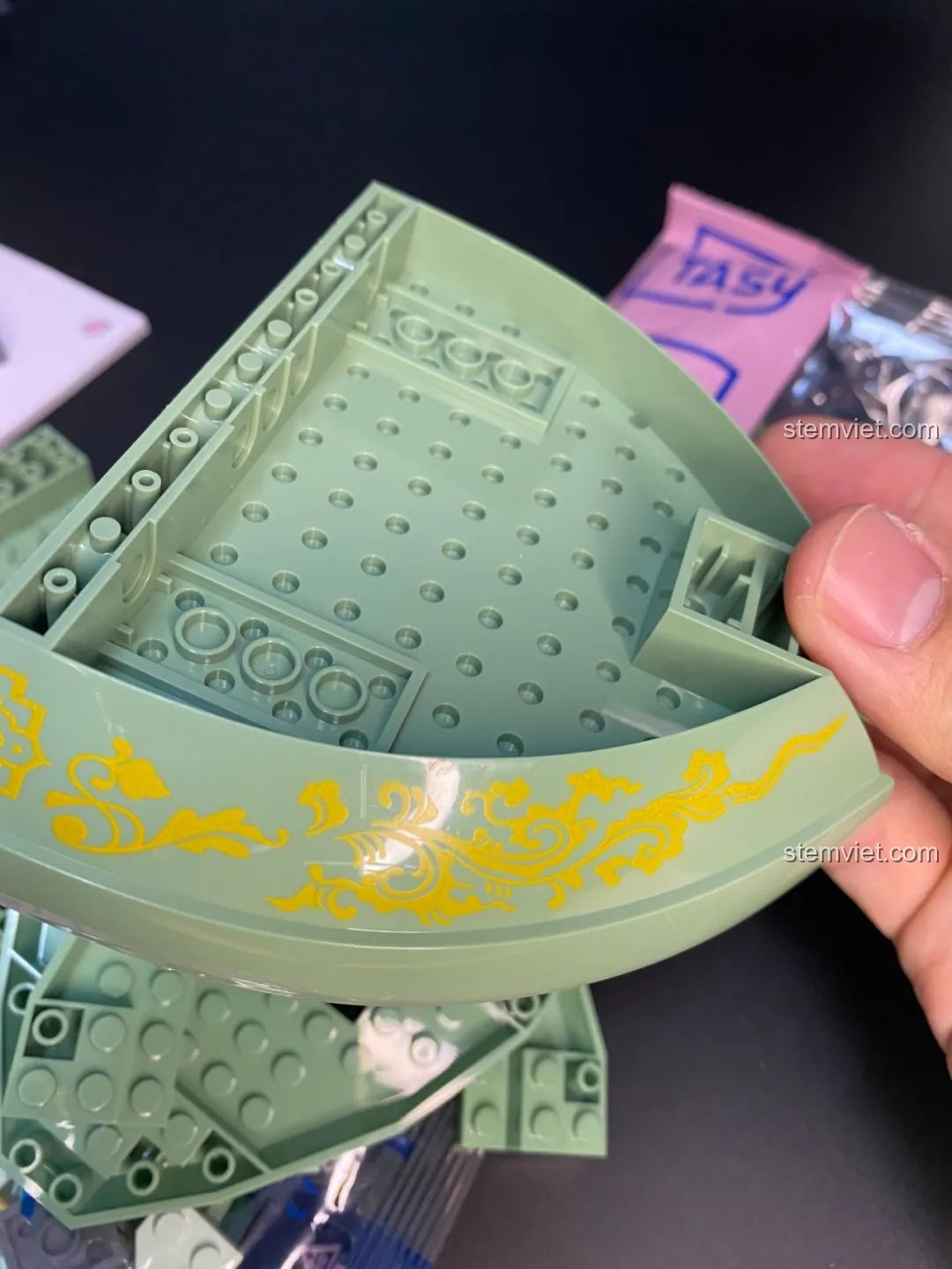 Cạnh bồn tụ bảo của bộ lắp ráp Pantasy 18003 với hoa văn vàng in sắc nét, tạo điểm nhấn sang trọng.