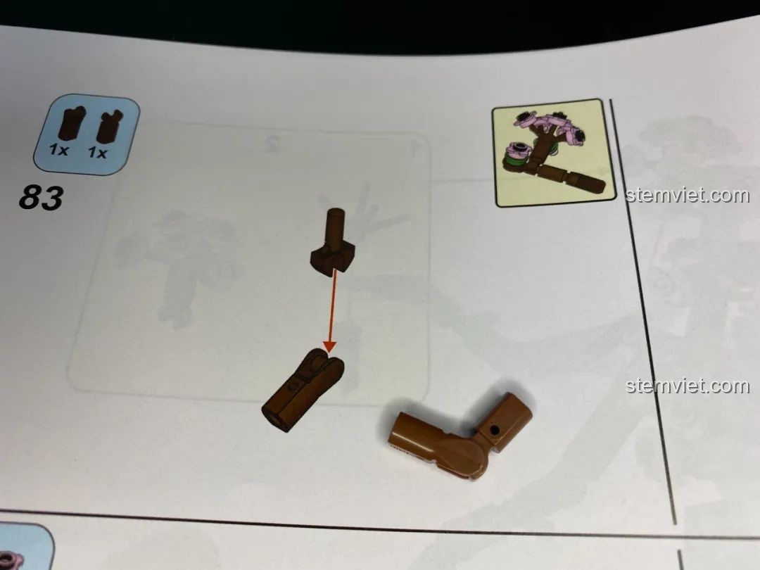 Cây hoa đào đang trong quá trình lắp ráp, chưa hoàn chỉnh, trong bộ Pantasy 18003 Bồn Tụ Bảo Phú Quý.